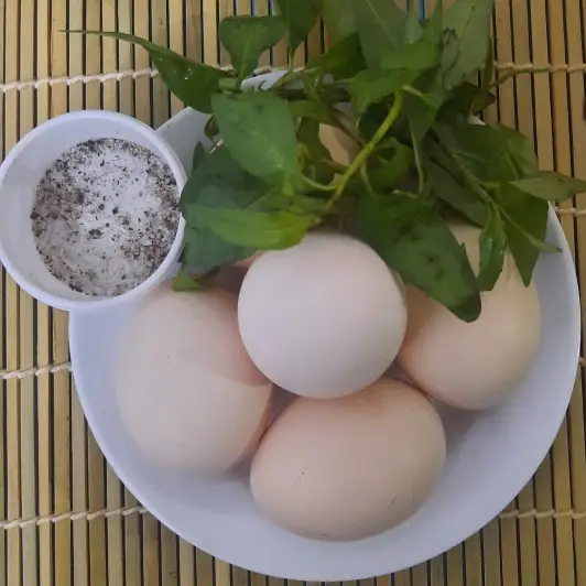Hình ảnh 2 Trứng Gà Luộc Hồng Đào