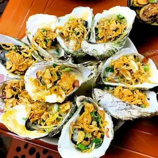 Hình ảnh Hàu nướng mỡ hành lẻ