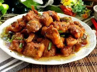 Cơm sườn kho sốt chua ngọt  kim chi - 55.000 ₫ tại Dì Hà - Bánh Canh Chả Cá Phan Thiết