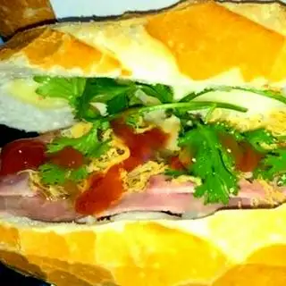 Bánh mì xíu mại chả - 19.000 ₫ tại Bánh Mì Hồng Phát - Nguyễn Tri Phương
