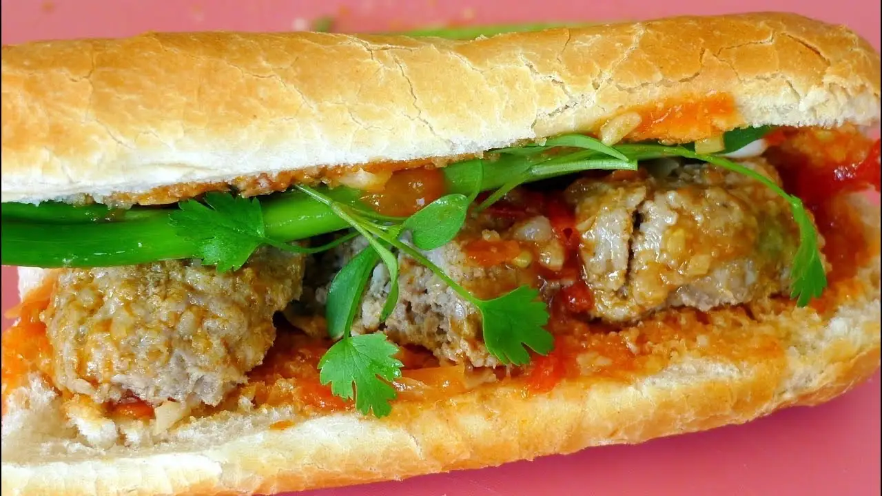 Bánh mì xíu mại - 30.000 ₫ tại Bánh Mì KeBab Hướng Dương - Nguyễn Hữu Cảnh