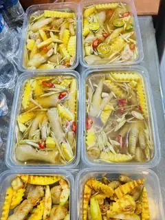 Hình ảnh Chân gà ngâm sả tắc kèm sốt chấm