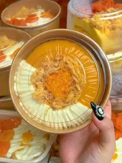 Hình ảnh Bông lan trứng muối 2 sốt - hộp tròn