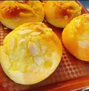 bánh mì dừa hạnh nhân  - 17.000 ₫ tại Tiệm Bánh Minh Phụng - Bánh Kem & Bánh Ngọt - Đặng Văn Ngữ