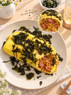 Hình ảnh Mì trộn sốt Hàn mix xúc xích xông khói cuộn trứng