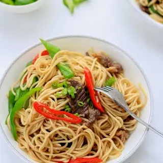 Mì trứng xào bò  - trứng ốp la  - 50.000 ₫ tại Nhà Phúc - Cơm Gà & Hủ Tiếu Thái - Đường Số 77