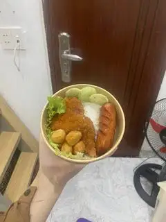 Hình ảnh Cơm xúc xích cá viên sốt