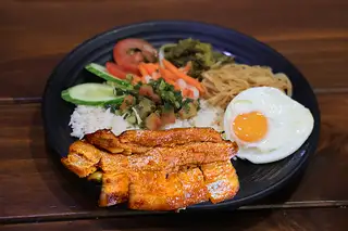 Hình ảnh Cơm tấm Ba rọi nướng + Ốp la + Bì