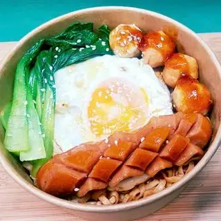 Mì Trộn Indomie - Trứng+xúc xích+cá viên - 60.000 ₫ tại Tiệm Mì Trộn - Bé Nâu - Bùi Văn Ba
