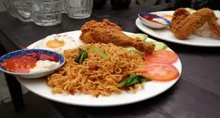 Hình ảnh Mì trộn sate gà rán sốt Japan đặc biệt - omelet