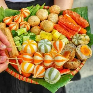 Cá viên chiên thập cẩm lớn  - 109.000 ₫ tại Bếp Nhà Heo - Cá Viên Chiên & Bánh Tráng Tỏi - Điện Biên Phủ