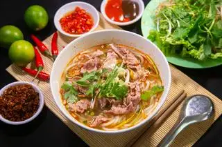 Bún bò tái - 40.000 ₫ tại Bún Bò Huế O Châu - Lê Trọng Tấn