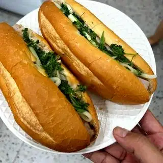 Hình ảnh Bánh mỳ kẹp chả heo ( M )