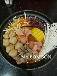 Hình ảnh Mì bò cay mix bò viên xúc xích