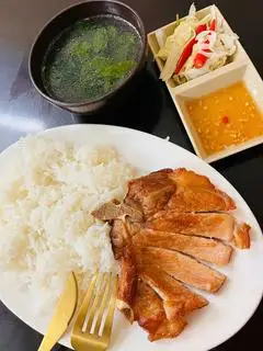 Hình ảnh cơm sườn cốt lết mắm tỏi