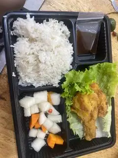 Hình ảnh cơm đùi gà chiên +sôt chưa ngọt 