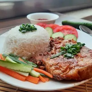 Cơm sườn cốt lết - 42.000 ₫ tại Minh Thư 8 - Cơm Gà Xối Mỡ & Cơm Trắng Các Món - Hoàng Diệu 2
