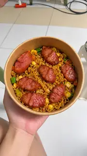 Hình ảnh Mì trộn Indomie lạp xưởng nướng đá