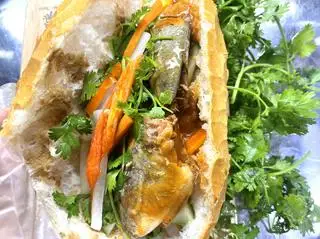 Hình ảnh Bánh mì cá hộp - 1 hộp cá