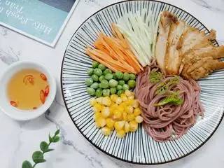 Hình ảnh Bún gạo lứt trộn gà BBQ - sốt mắm chay