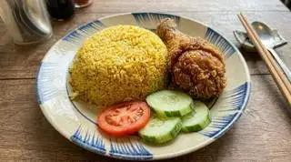Hình ảnh cơm đùi gà xối mỡ 