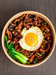 Hình ảnh Mì tương đen Koreno Chajang + Trứng ốp la + Bò Tái Lăn Áp Chảo Sốt Tiêu Đen + Rau Ăn Kèm