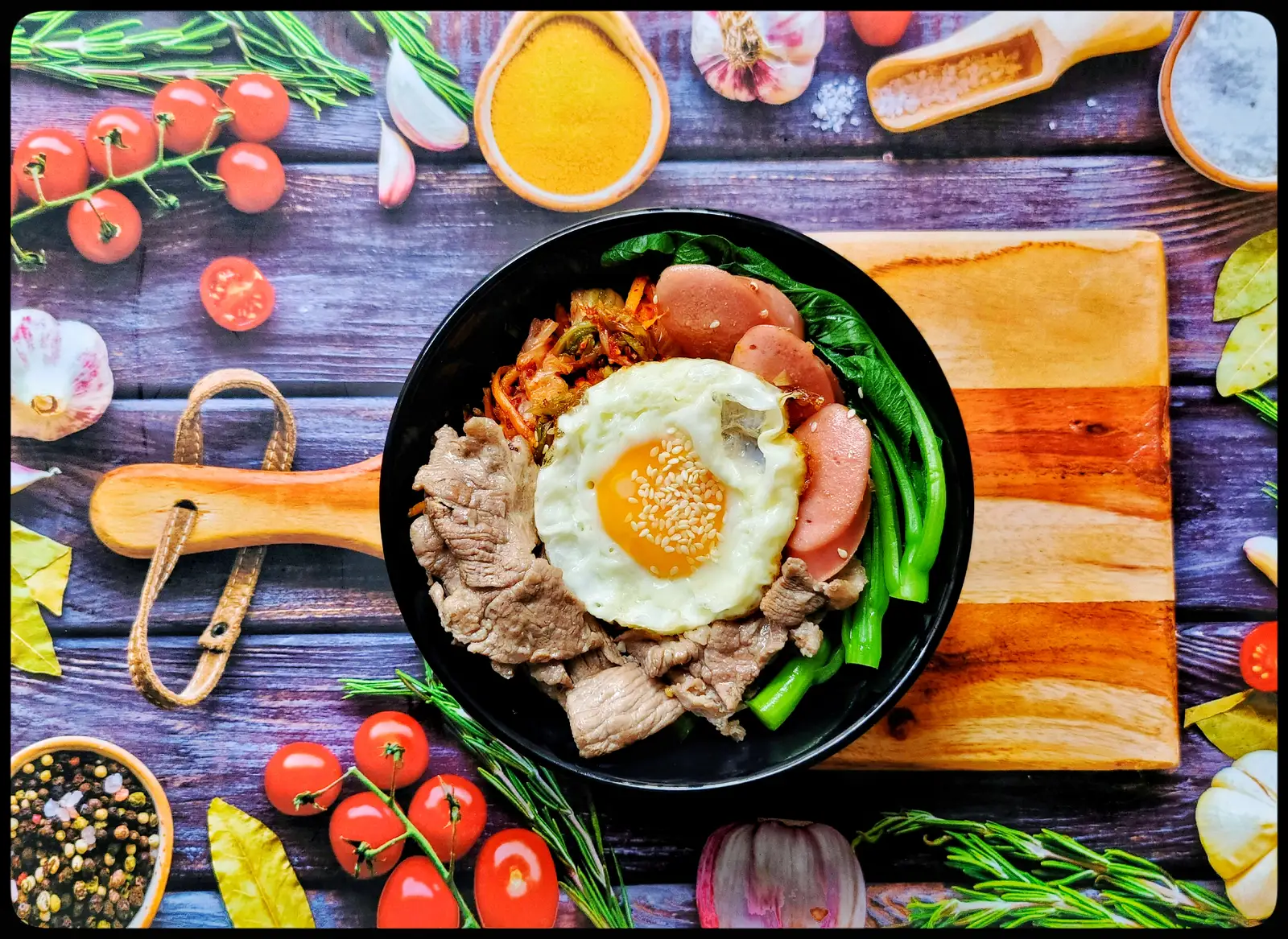 Hình ảnh cơm trộn thịt bò kim chi + xúc xích đức + trứng 