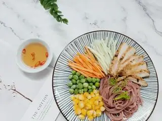 Hình ảnh Bún gạo lứt trộn bò xào - sốt mắm chay