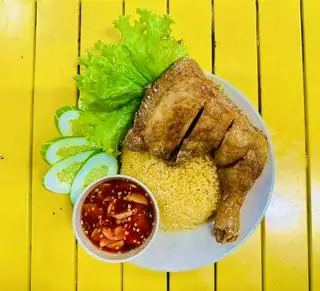 Hình ảnh Cơm Đùi Gà Lớn Sốt Nước Mắm