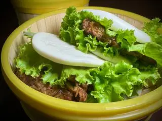 Bánh bao kẹp thịt kho Triều Châu - Kou rou pau - 90.000 ₫ tại Lao Lu Guan - Quán Kho Xưa - Lý Tự Trọng