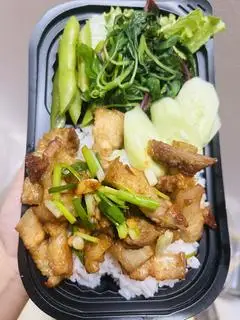 Hình ảnh Cơm ba chỉ rang cháy cạnh suất vừa