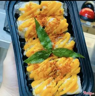Hình ảnh Bánh tráng cuộn trứng muối lòng đào