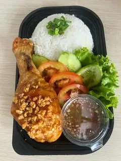 Cơm Đùi Gà Chiên Sốt Bơ Tỏi - 59.000 ₫ tại Chú Rùa - Cơm Gà & Miến Trộn Hàn Quốc - Nguyễn Thị Thập