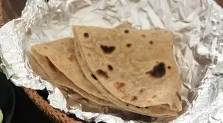 Butter roti - 30.000 ₫ tại Sanaten Indian Food - Nhà Bà Nhi - Kha Vạn Cân