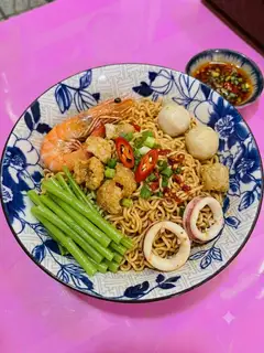Hình ảnh Mì trộn Tôm Mực Cá Viên