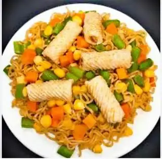 Hình ảnh Mì trộn indomie hỗn hợp rau củ mực xoắn há cảo