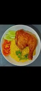 Hình ảnh cơm gà xối mỡ góc tư ,+ canh rong biển