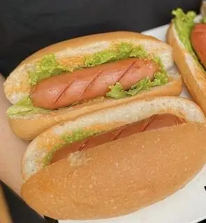 Hotdog Xúc xích Phô Mai + Thịt Xông Khói - 54.000 ₫ tại Burger Anh Bầu - Nguyễn Hữu Hào