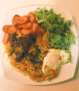 Hình ảnh Mì xào bò + trứng +xúc xích + chanh dây 