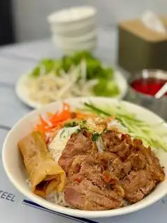 Hình ảnh bún thịt nướng, chả giò