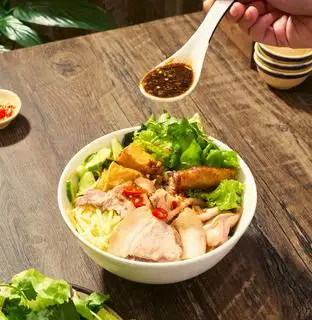 Bún nước tương Thịt - Tai - Chả ram - 79.000 ₫ tại Tiệm Là Nhà - Bún Mắm Nêm & Ăn Vặt - Lê Văn Sỹ