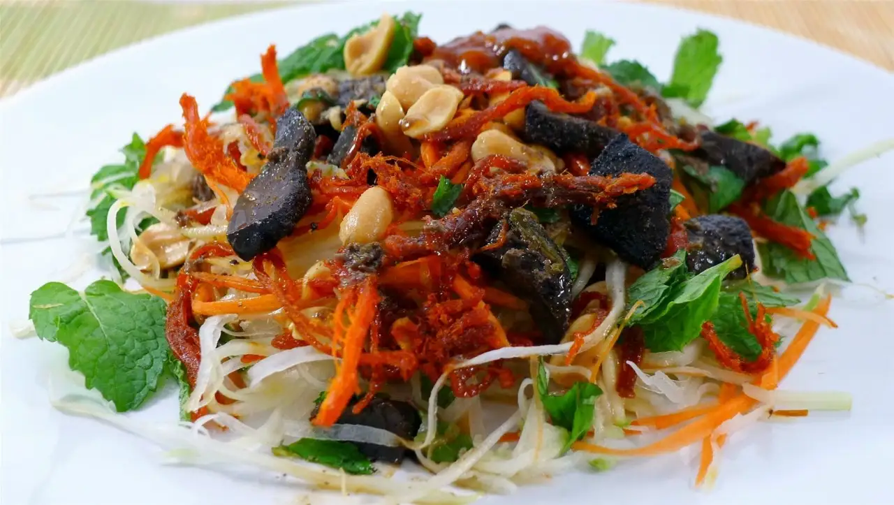 Hình ảnh Gỏi đu đủ xoài khô bò đen