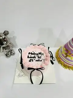 Hình ảnh bánh 13cm hồng nơ đen