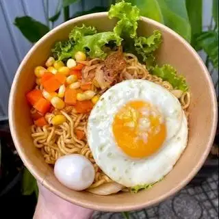 Mì trộn Indo trứng - 35.000 ₫ tại Cái Quán Nhỏ Q1 - Cơm Chiên, Mì Trộn Indomie & Giải Khát - Nguyễn Trung Ngạn
