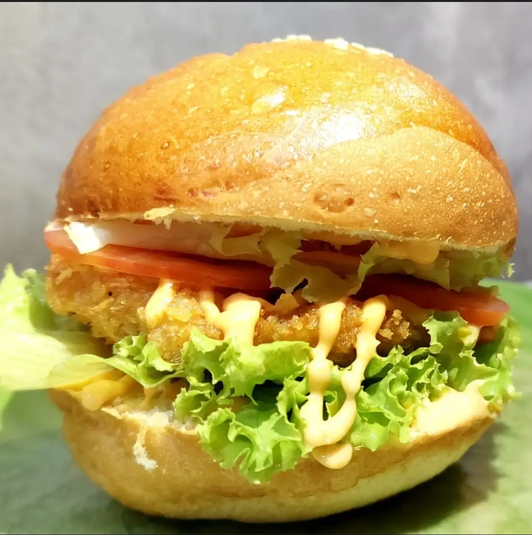 Burger Gà - 16.500 ₫ tại Hello Burger - Hamburger & Bánh Mì - Điện Biên Phủ