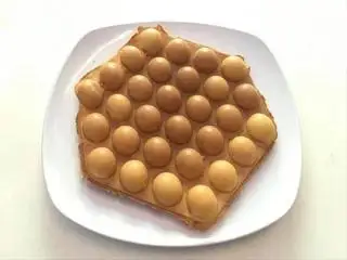 Hình ảnh Bánh trứng gà non truyền thống nhân Patê 