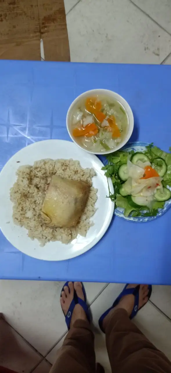Hình ảnh Cơm má gà hấp + soup, rau, kim chi