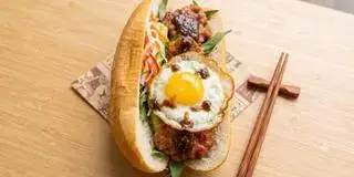 Hình ảnh Bánh mì Thịt Nướng + Trứng ốp la sốt Đặc Biệt
