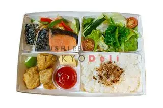Hình ảnh Bento cá nướng và thịt gà chiên giòn - cơm trắng 