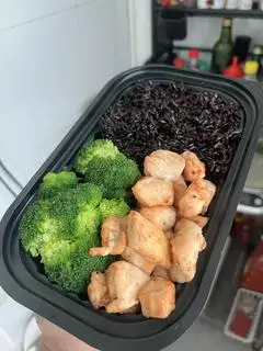 Hình ảnh cơm gạo lứt ức gà nương súp lơ